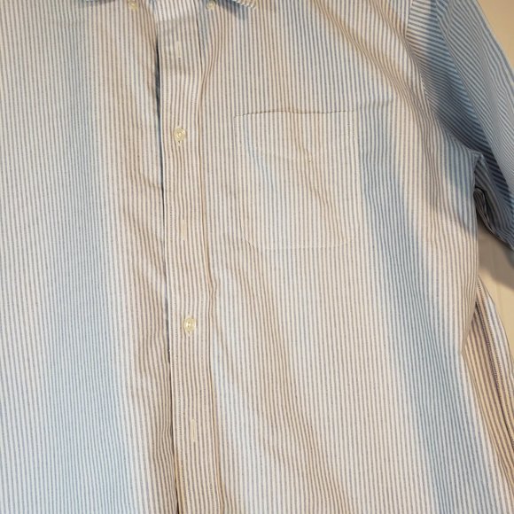 . LLBEAN WRINKLE RESISTANT FRADITIONAL FIT 1OO% COTTON BLUE / WHITE STRIPED SHOR - Picture 2 of 3